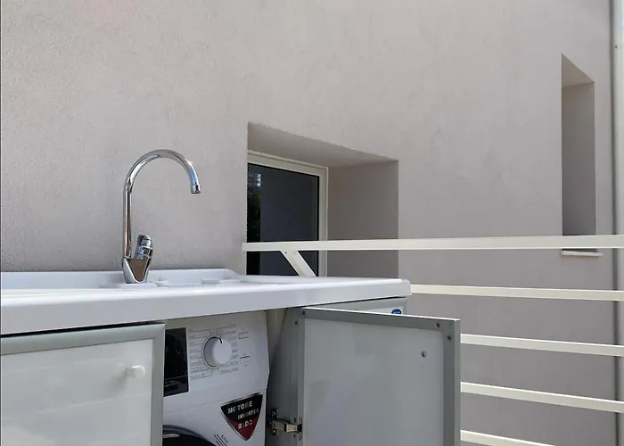 Con Garage A Due Passi Dal Centro